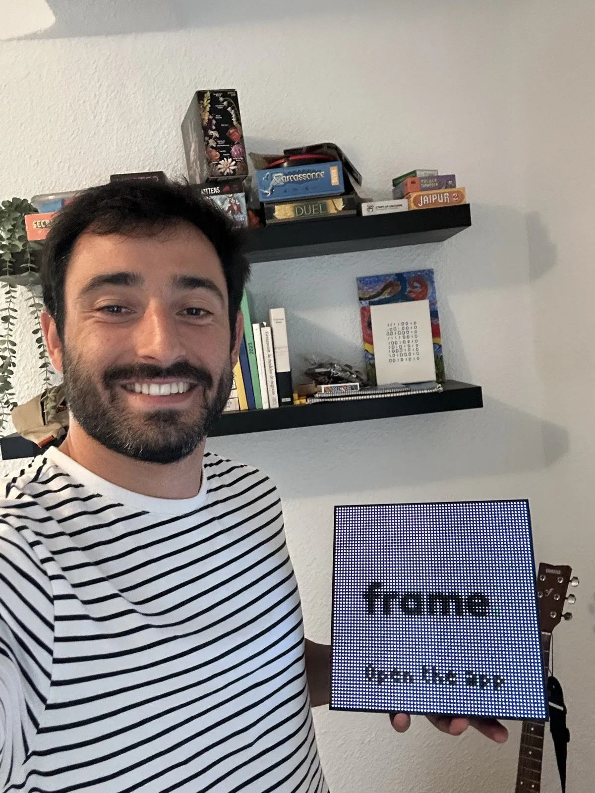 Álvaro holding a Frame